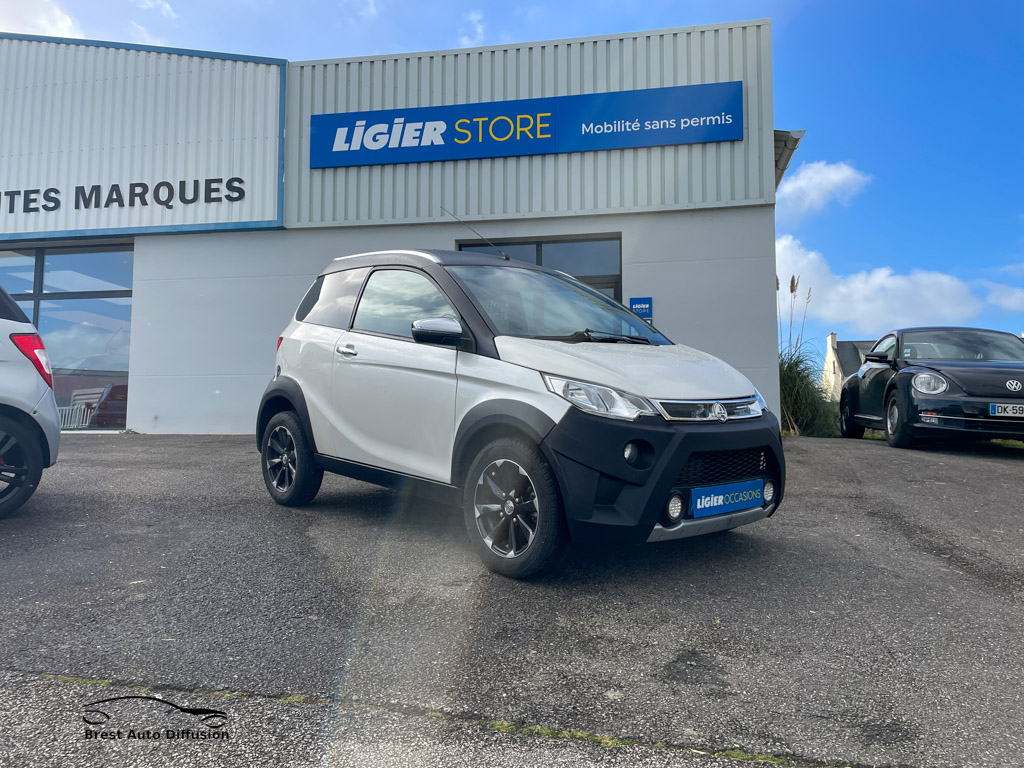 Aixam crossover premium blanche chez Brest Auto Diffusion